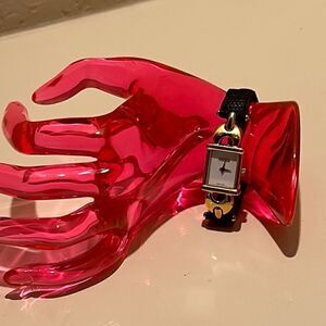 Gucci 1800L Gold Square Face Bracelet Wrist Watch Embossed Leather Band Classy